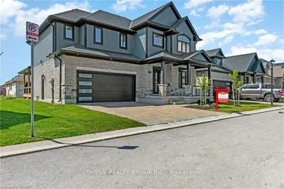 1061 Eagletrace Drive 8, London North, On N6j 1x9