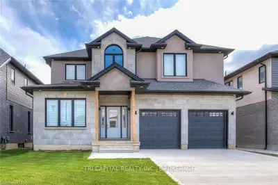 2017 BAKERVILLA Street, London South, ON N6P 0E9