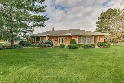 8 SUFFIELD Court, London South, ON N6P 1E3