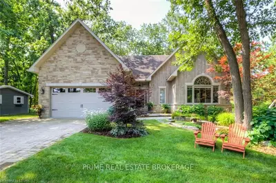 10123 JENNISON Crescent, Lambton Shores, ON N0M 1T0