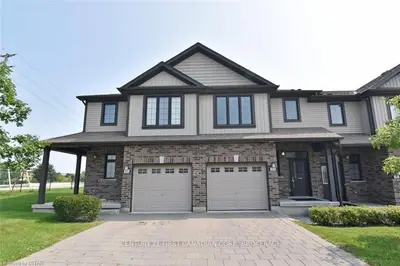 1050 OAKCROSSING Gate 50, London North, ON N6H 0E9