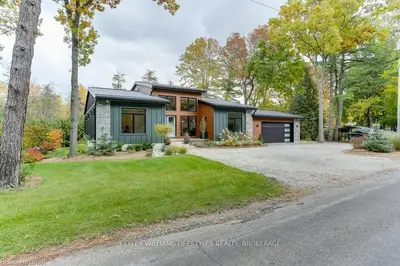 10216 LAKEVIEW Avenue, Lambton Shores, ON N0M 1T0