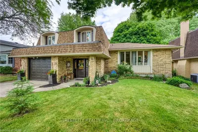 34 DUKINFIELD Court, Sarnia, ON N7S 3X3