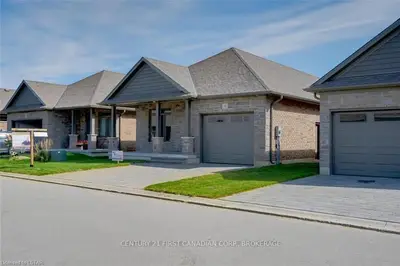 159 COLLINS Way 32, Strathroy-Caradoc, ON N7G 3H3