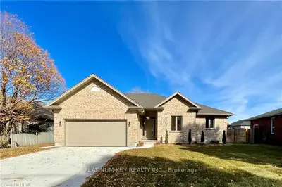 393 QUEEN Street, Strathroy-Caradoc, ON N7G 2J3