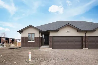 102 KERR Avenue, Chatham-Kent, ON N7M 1B9