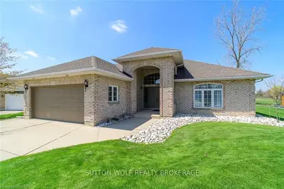4304 GARDEN Crescent, Petrolia, ON N0N 1R0