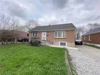 1590 Hartlet Street, London East, On N5v 1x8