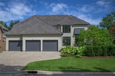 1 WOODS EDGE Close, London South, ON N6K 4K8