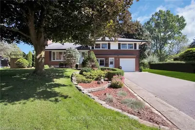 9 BLOOMFIELD Drive, London North, ON N6G 1P2