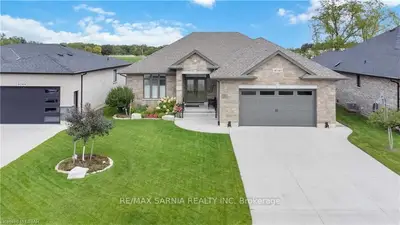 4046 ENGLEHART Drive, Petrolia, ON N0N 1R0
