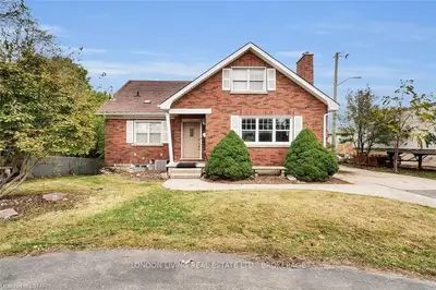 32 BASE LINE Road E, London South, ON N6C 2N5