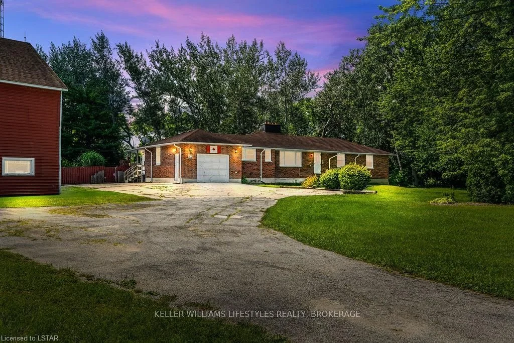 5113 LAKESHORE Road, Plympton-Wyoming, ON N0N 1E0