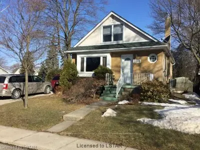 250 Sydenham Street, Woodstock, On N4s 7b9