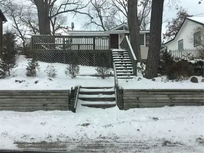31 QUEENS Avenue, Lambton Shores, ON N0M 1T0