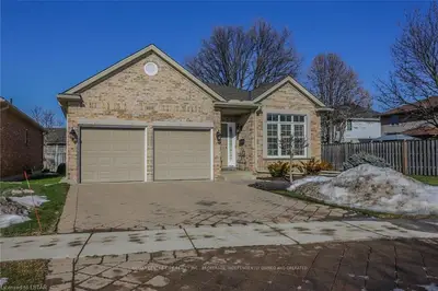 300 AMBLESIDE Drive, London North, ON N6G 5H8