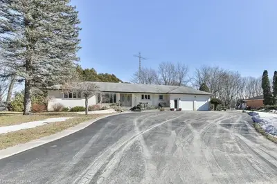 8527 Hickory Drive, Strathroy-caradoc, On N7g 3h8