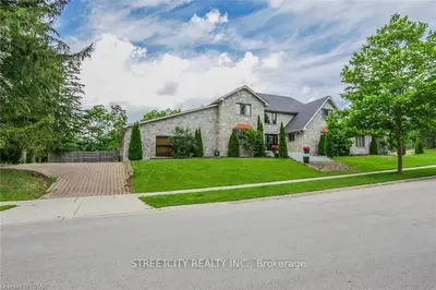 101 WHITEACRES Drive, London North, ON N6G 4E6