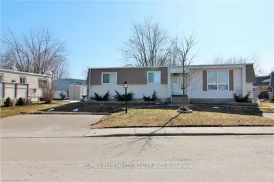 102 PEBBLE BEACH Parkway, South Huron, ON N0M 1T0