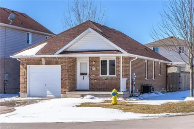 1945 BLOOM Crescent, London North, ON N5X 4N3