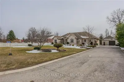3215 NAPPERTON Drive, Adelaide Metcalfe, ON N7G 3H8