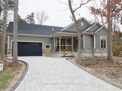 10051 JENNISON Crescent, Lambton Shores, ON N0M 1T0