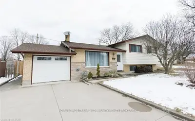 16 SILVERDALE Crescent, London South, ON N5Z 4A4