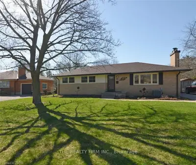 15 Ford Crescent, London North, ON N6G 1H8