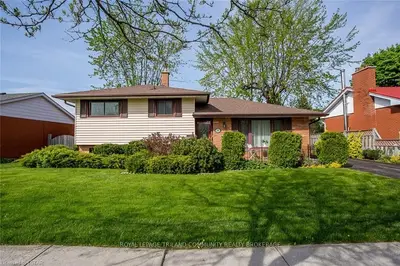 26 FRONTENAC Road, London South, ON N5Z 3Y3