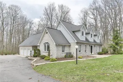 8432 PAULINE Crescent, Strathroy-Caradoc, ON N7G 3H7