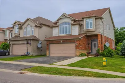 860 OAKCROSSING Road, London North, ON N6H 0A4