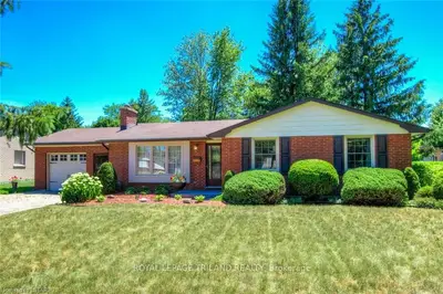 15 MONTEREY Crescent, London South, ON N6P 1C4