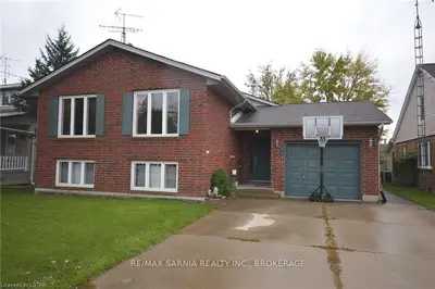 4443 PETROLIA Line, Petrolia, ON N0N 1R0
