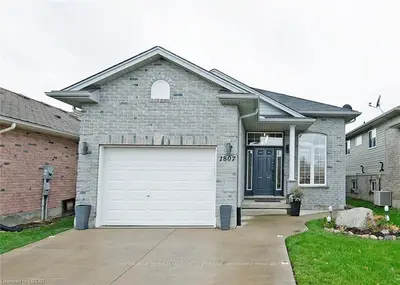 1807 DALMAGARRY Road, London North, ON N6G 0Z6