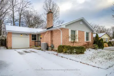 102 FAIRLANE Road, London South, ON N6K 3E4