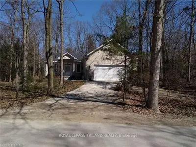 10302 GRAND OAKS Drive, Lambton Shores, ON N0M 1T0