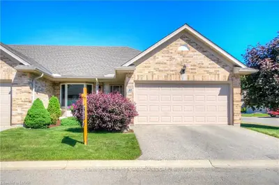 375 SCOTT Street 30, Strathroy-Caradoc, ON N7G 4G7