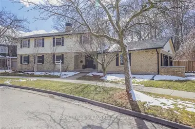 12 LINDBROOK Court, London North, ON N5X 2L3