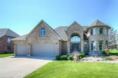 39 HOEFNAGELS Crescent, Strathroy-Caradoc, ON N7G 3H7