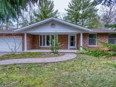 10220 PINEDALE Road W, Lambton Shores, ON N0M 1T0