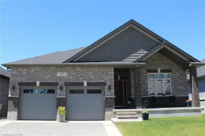80 COLLINS Way, Strathroy-Caradoc, ON N7G 0G2