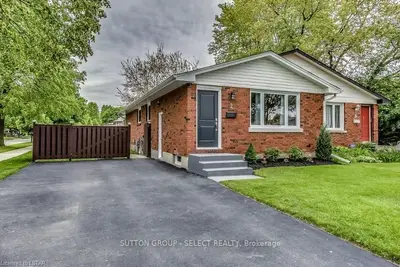 2 MOHEGAN Crescent, London East, ON N5V 2X6