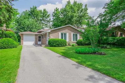 215 EDGEHILL Crescent, London North, ON N6G 2T6