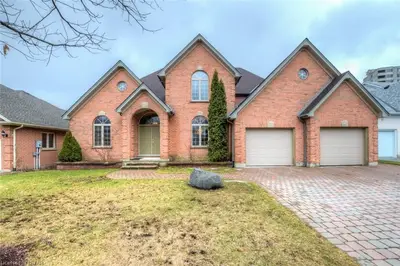 18 MCINTOSH Court, London South, ON N6C 6A7