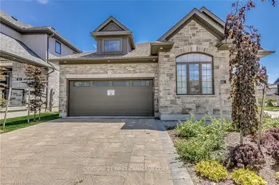 1061 EAGLETRACE Drive 161, London North, ON N6G 0E9