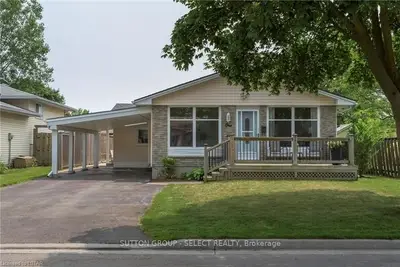 1 NICHOLAS Crescent, London South, ON N6E 2E8