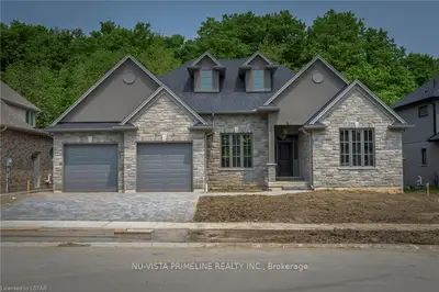 2263 DAUNCEY Crescent, London North, ON N5X 0M1
