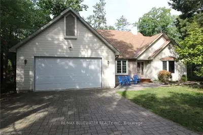 10482 PINETREE Drive, Lambton Shores, ON N0M 1T0