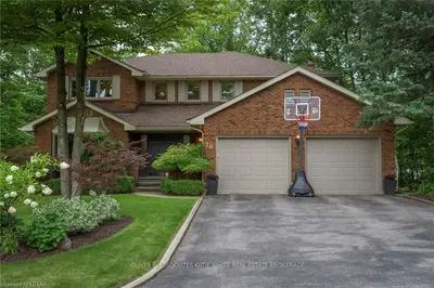 18 AINSLEY Court, London South, ON N6K 3Z8