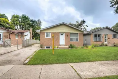 32 MONSARRAT Crescent, London East, ON N5Y 4Y8